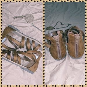 🌟CLEARENCE FOR WINTER🌟Girl's Gap Sandals GUC🌟